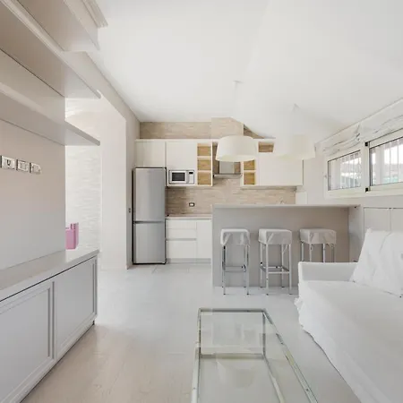 Lovely - W/ Terrace Apartment
